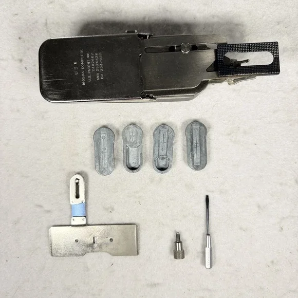 Singer Buttonhole Attachment w/ Instructions Templates Green Case 160506 Vintage - Picture 2 of 7